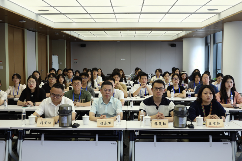 浙江大學經(jīng)濟學院、國際聯(lián)合商學院全國優(yōu)秀大學生夏令營到浙江東方參訪 劉安江（左一）楊永軍（左二）.jpg